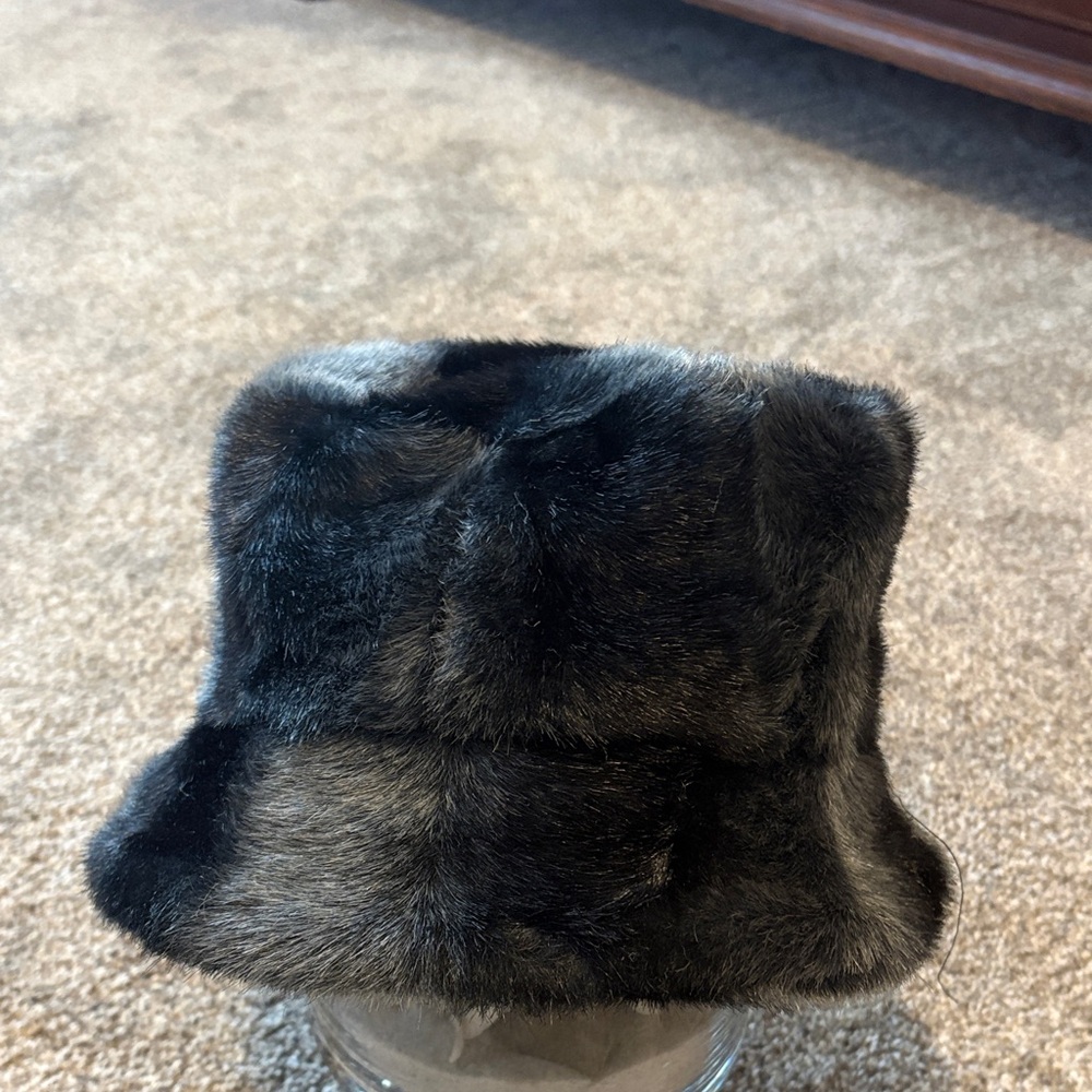 Plush Faux Fur Bucket Hat in Deep Black/Gray